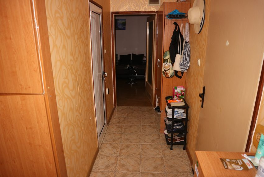 Тристаен апартамент в Несебър коридор